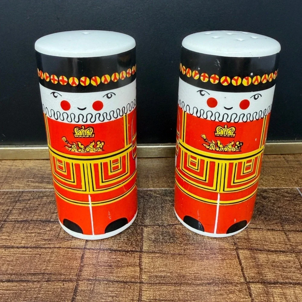 Vintage Carlton Ware Beefeater Salt & Pepper Shakers England London‎ Yeoman MCM